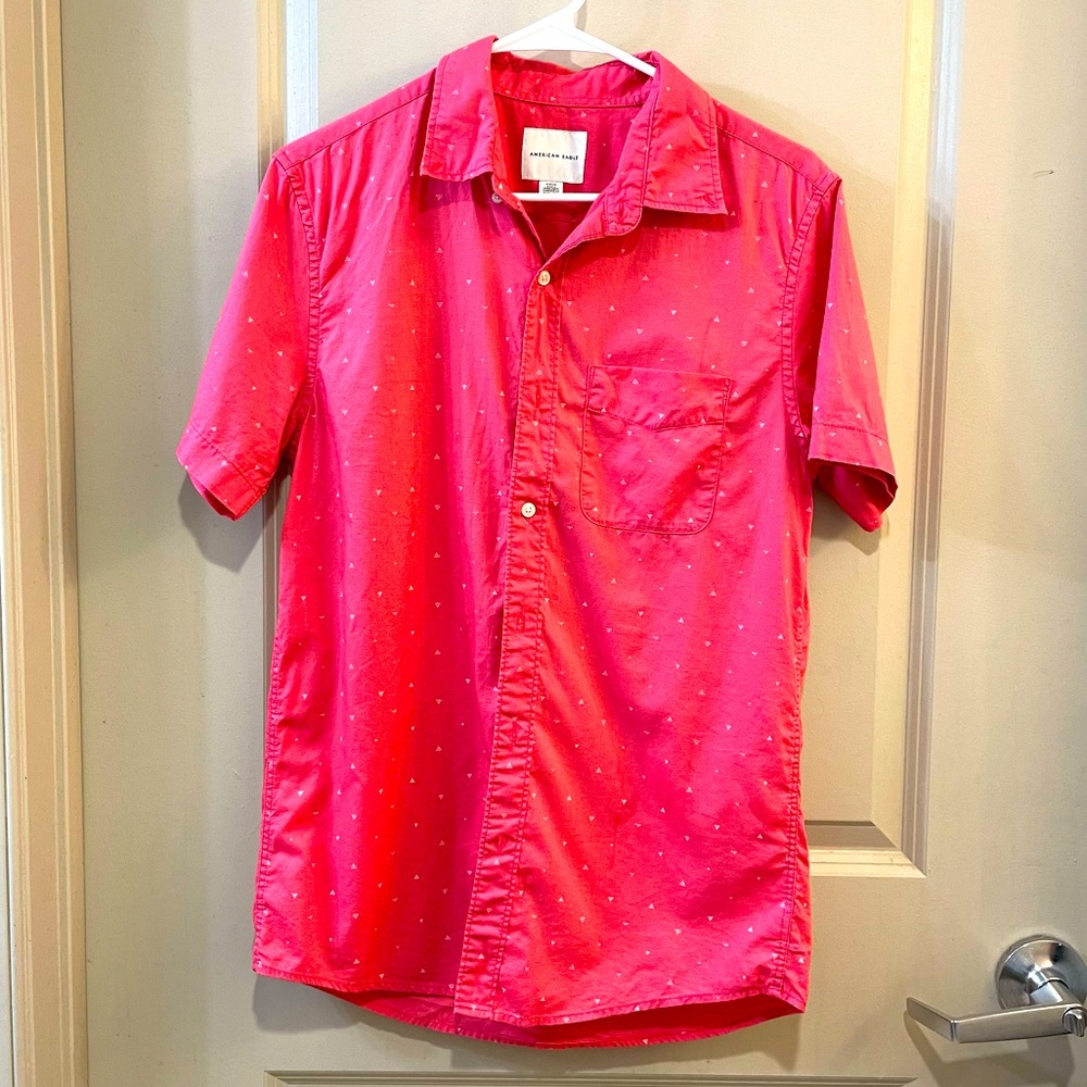 AMERICAN EAGLE hot pink button shirt with white pattern